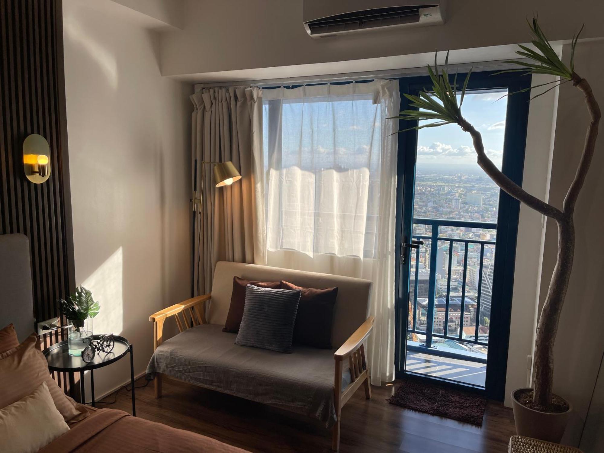 Muji-Inspired Home-Tel In The Heart Of Makati Манила Екстериор снимка